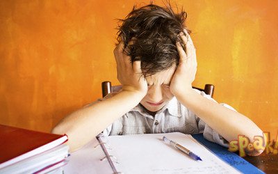 Mikor nem lesz izomlázad az angoltanulástól? Avagy miért lőtte lábon magát a közoktatás akkor, amikor odakötözött a székedhez és papírbilincset rakott a csuklódra? – Speak! angol nyelviskola