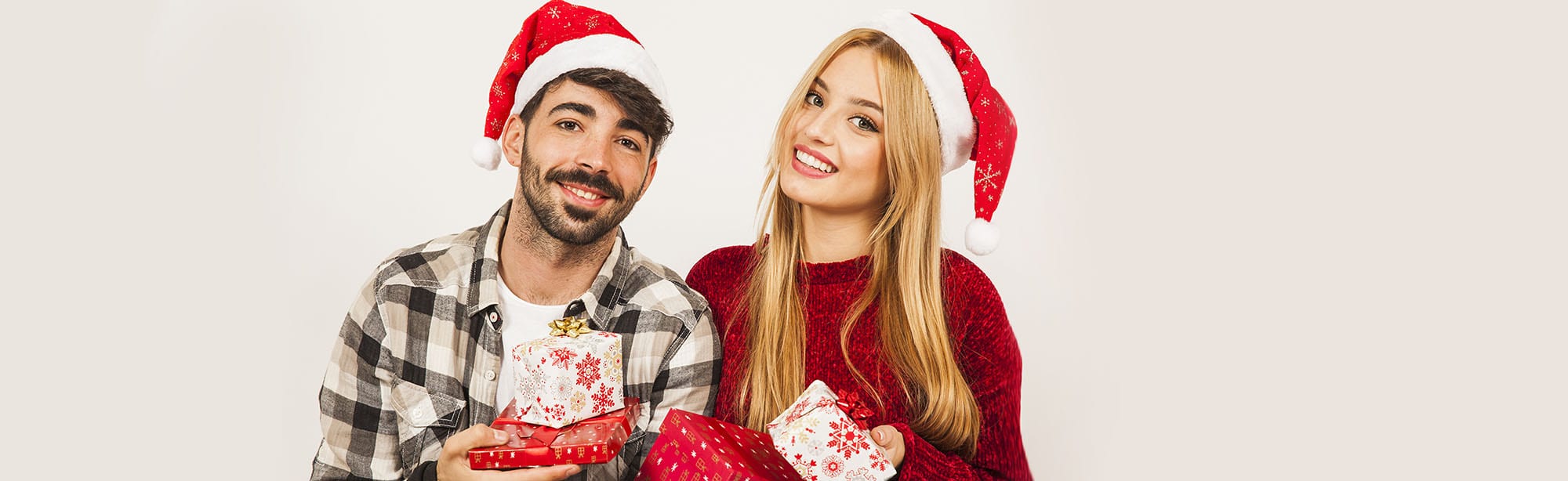 gifting-concept-with-happy-couple másolat